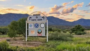 tonto-basin-arizona-welcome-sign.webp Alt text: Welcome to Tonto Basin sign with desert mountains and evening clouds